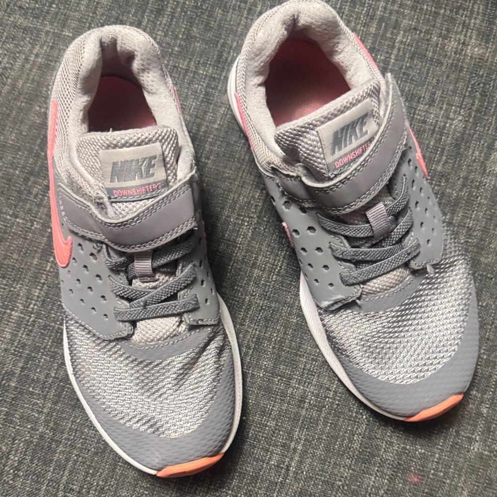 Nike Women's Sneakers in Gray with Pink Highlights